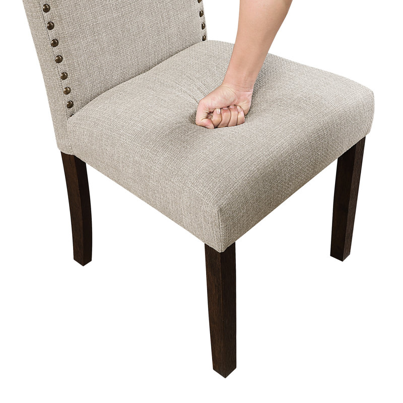 7 tables de salle à manger au design moderne pour la pièce: table brun foncé et 6 chaises rembourrées taupe, 6 sièges, garniture cloutée Suite: tissu rectangulaire texturé