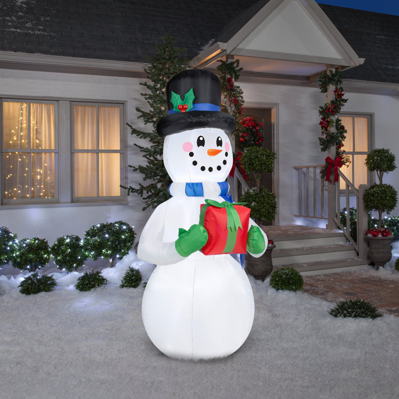 Bonhomme de neige gonflable tenant des cadeaux