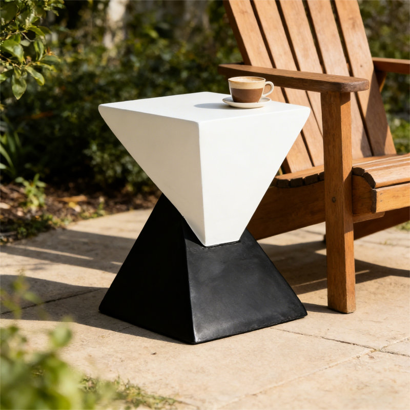 Table de bout géométrique noire et blanche, hauteur de 18 pouces, base 12,5, un ajout pratique au mobilier d'extérieur intérieur