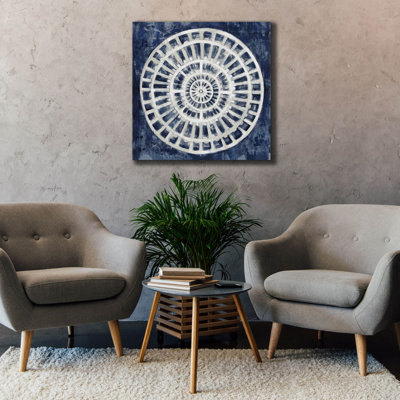 «Blue Textured Medallion» par Silvia Vassileva, art mural sur toile