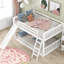Lit double au-dessus d'un lit superposé avec glissade et blanc - amplement d'espace pour se reposer-630720400