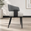 Chaise de salle à manger moderne rembourrée, hauteur du siège de 47 cm (18,5 pouces), dossier enveloppant incurvé, assise épaisse et pieds en métal noir.