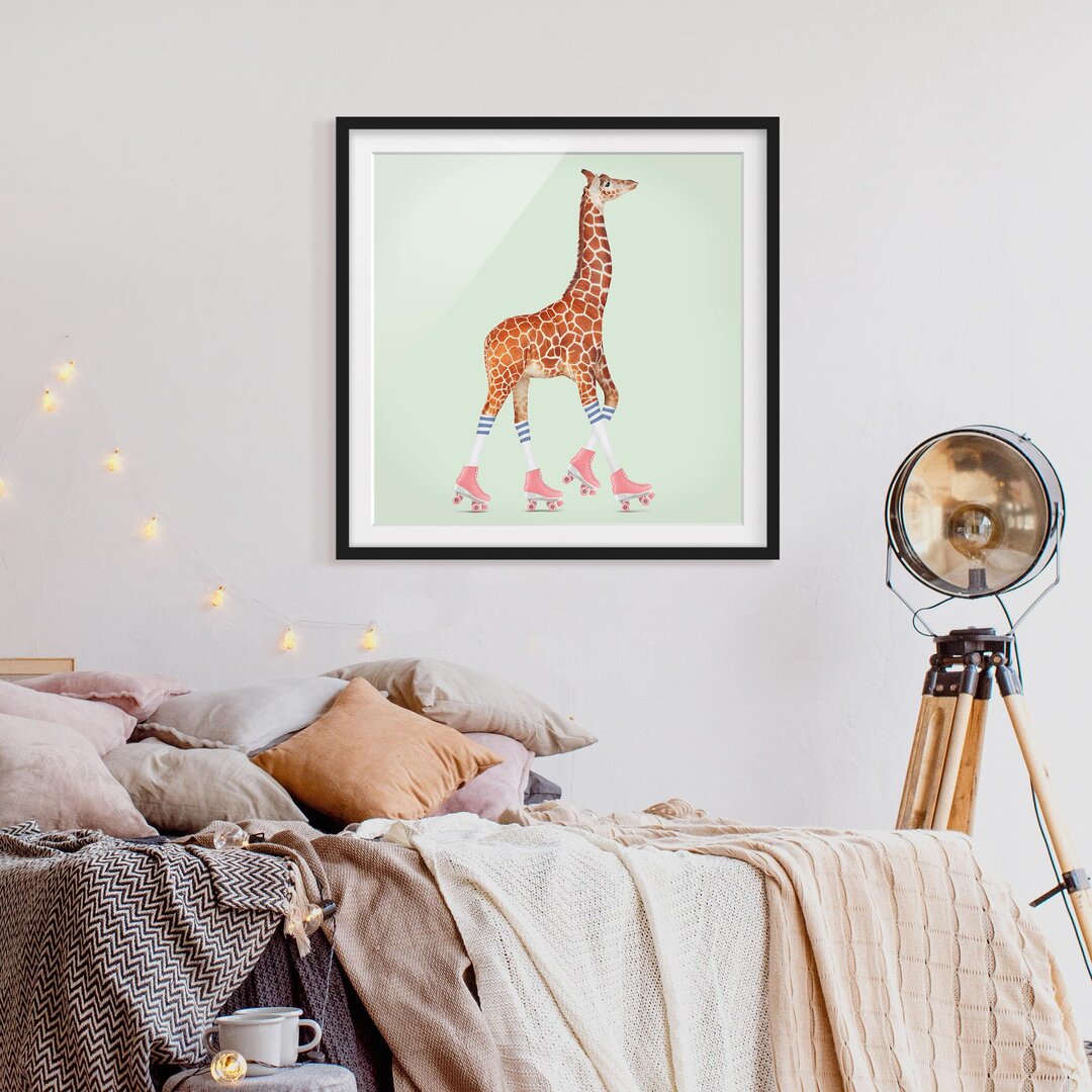 Gerahmter Grafikdruck Giraffe with Roller Skates von Jonas Loose