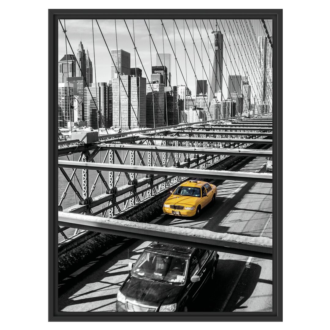 Gerahmtes Wandbild Gelbes Taxi in New York auf Brücke