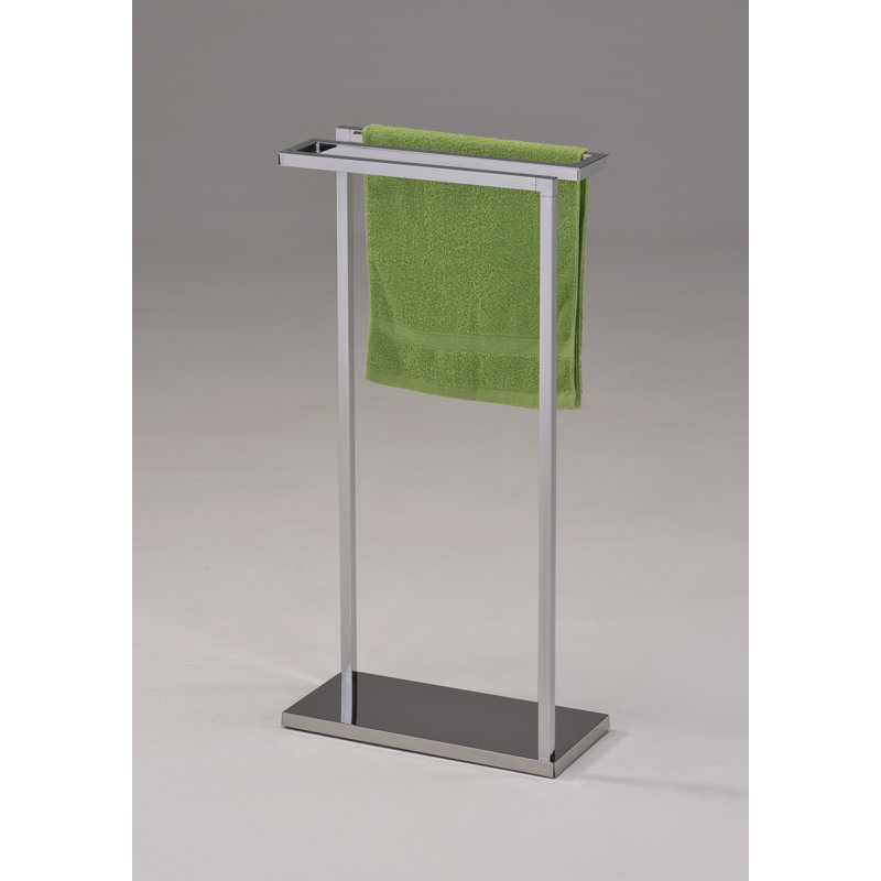 Porte-serviettes de salle de bain autoportant avec trois barres chromées et une base en métal lestée pour suspendre la main et les débarbouillettes dans des espaces compacts avec un design vertical contemporain et une finition élégante