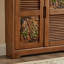 Armoire en bois d'hévéa avec tablettes décoratives