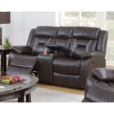 Salon contemporain 2 pièces avec revêtement en similicuir, capitonnage horizontal et accoudoirs coussinés avec sièges rembourrés de couleur brun foncé, accoudoirs, porte-gobelet dissimulé pour la zone principale