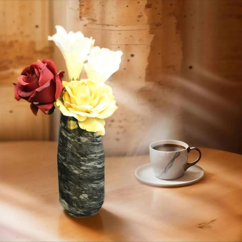 Vase en marbre noir