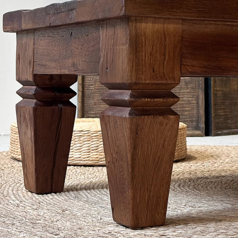 Table basse en bois massif de style Wabi-sabi