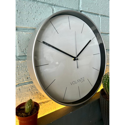 Horloge murale élégante Elegant, 11,8 po de diamètre | 100% plastique avec couvercle en verre véritable | Épaisseur: 1,8 po | Design élégant argent et noir | Parfait pour le salon, le bureau ou la chambre à coucher, élégant et fonctionnel