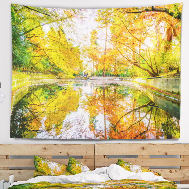 Forêt à chute lumineuse avec tapisserie river landscape, H 32 po x l 39 po