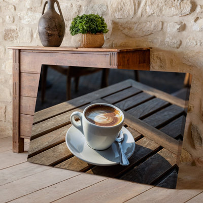 Toile une tasse à espresso blanche magnifiquement fabriquée repose sur une table murale en bois rustique remplie d'un riche espresso crémeux surmonté d'une toile murale