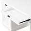 Bureau blanc 67 po avec 3 tiroirs, 2 portes et lignes verticales pour un espace de travail contemporain