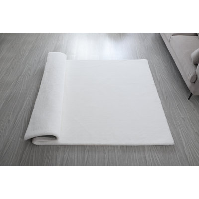 Tapis blanc touffeté