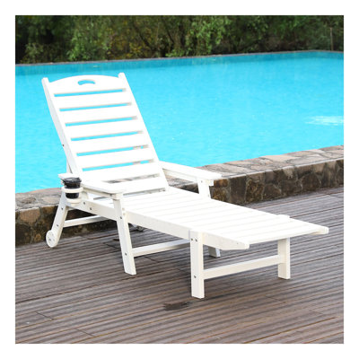 Chaise longue d'extérieur en PEHD blanc avec dossier réglable à 4 positions et roulettes, chaise longue de piscine résistante aux intempéries