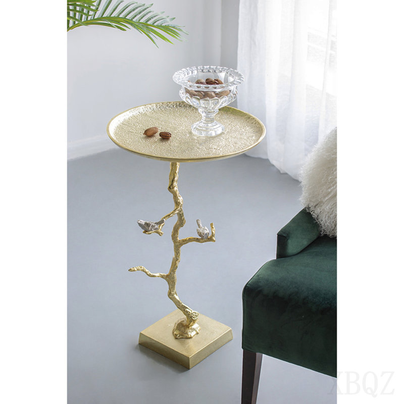 Table contemporaine en or brillant 16,9 x 16,9 x 28 po