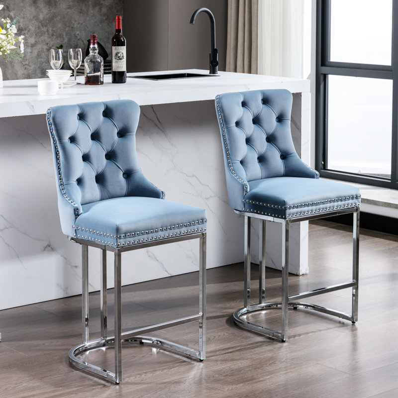 26 tabourets de bar de 26 po de hauteur comptoir, velours bleu avec dossier à boutons et garniture de rivets, base en métal robuste pour tabourets de cuisine et de maison, salle à manger chromée robuste