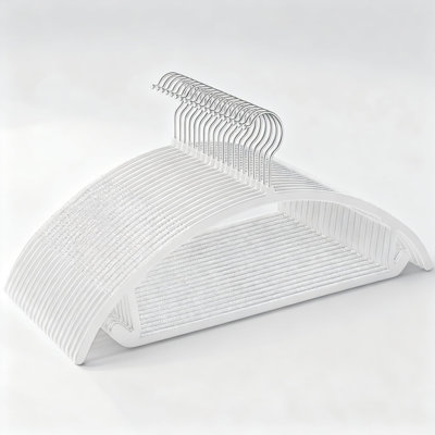 Paquet de 50 cintres en plastique robustes avec prise antidérapante, conception peu encombrante pour une organisation maximale du placard, forme incurvée pour protéger les vêtements