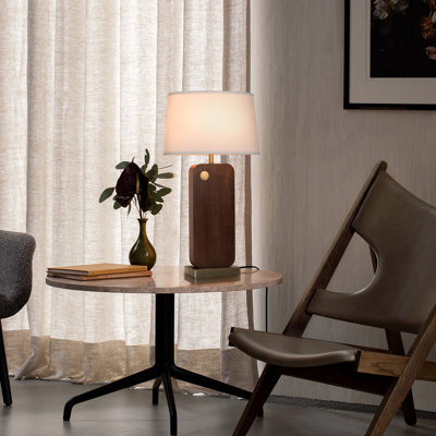 Lampe de table en bois massif de qualité supérieure Laurel, abat-jour en lin blanc, accents laiton vieilli, gradateur tactile, design Mid-Century