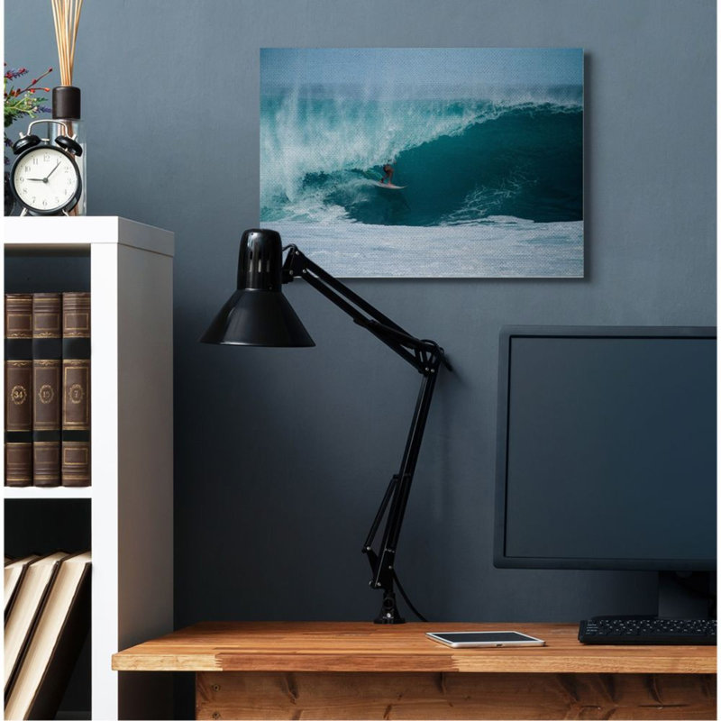 Athlète surfant sur une grande plage tubulaire - Reproduction d'art, H 30 po x l 24 po, Toile tendue