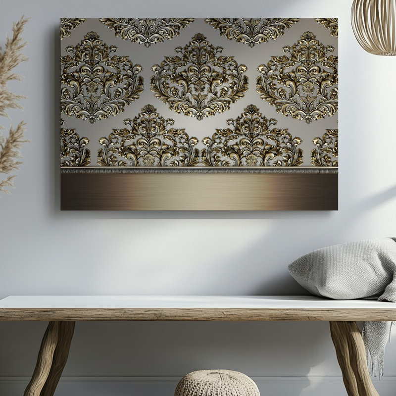 La toile crée un design de papier peint élégant avec un motif damassé complexe en or chatoyant contre un taupe doux