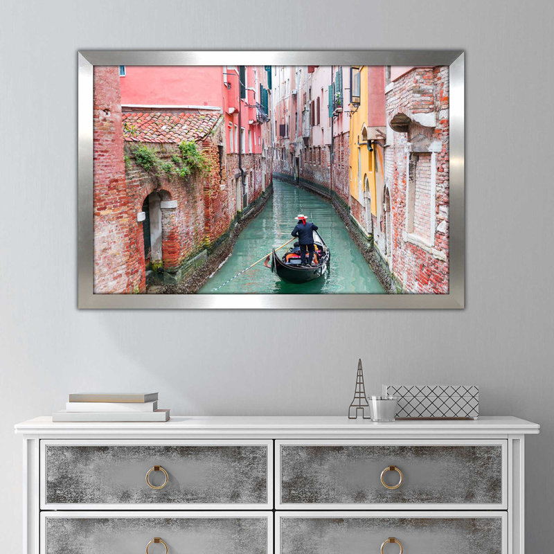 «Narrow Canal», reproduction de photo encadrée, H 21,5 po x l 27,5 po x P 0,75 po, Encadrement argenté
