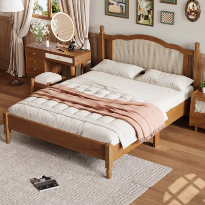 Lit plateforme en bois avec tête de lit en rotin naturel