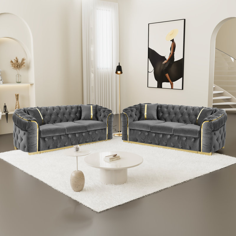 Luxueux canapés en velours gris, détails dorés chics, idéaux pour le salon