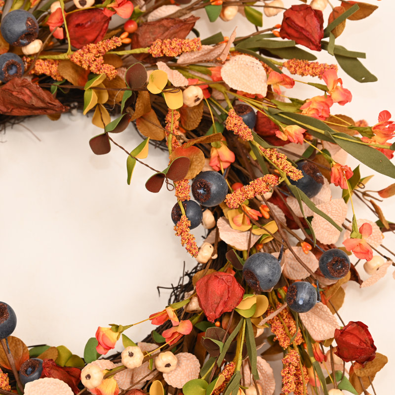 Couronne de campagne artificielle 24 po avec baies bleues, eucalyptus et fleurs d'oranger pour la porte de l'Action de grâce