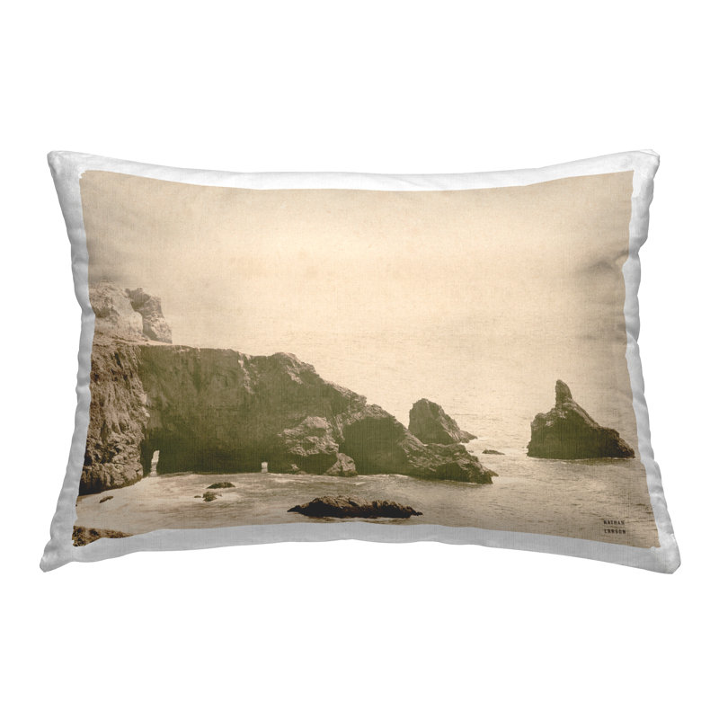 Coussin décoratif imprimé Passing Through Cove par Nathan Larson