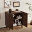 Armoire d'appoint rustique en bois de manguier avec conception cannelée, tablette réglable et finition miel pour un rangement et une présentation polyvalents