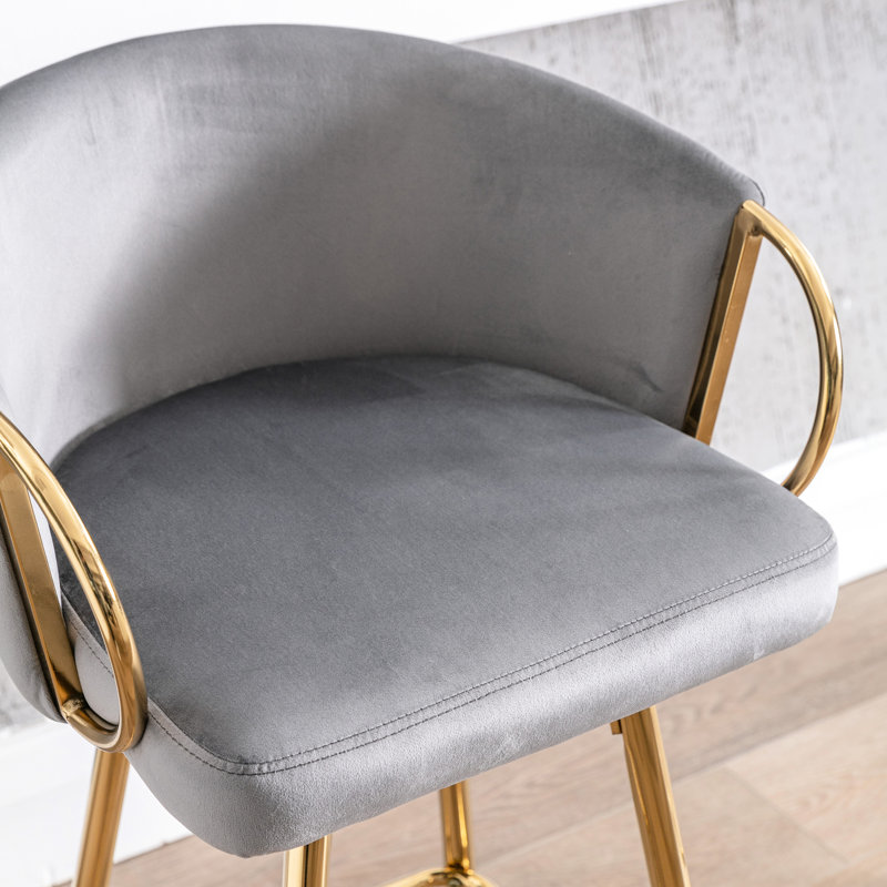 Lot de 2 tabourets de bar de 76 cm (30 pouces), revêtement en velours gris, piètement doré et repose-pieds pour un intérieur élégant. Assise stable et rembourrée de mousse.