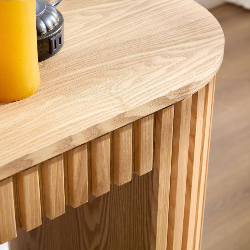 Console moderne avec tiroir et conception unique à rayures verticales, derrière le canapé, Naturel