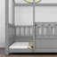 Lit double en bois gris avec toit de maison charmante et barrière de sécurité en bois