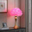 Lampe de table Contour Glam avec abat-jour en plumes, base en or satiné et lumière diffuse douce
