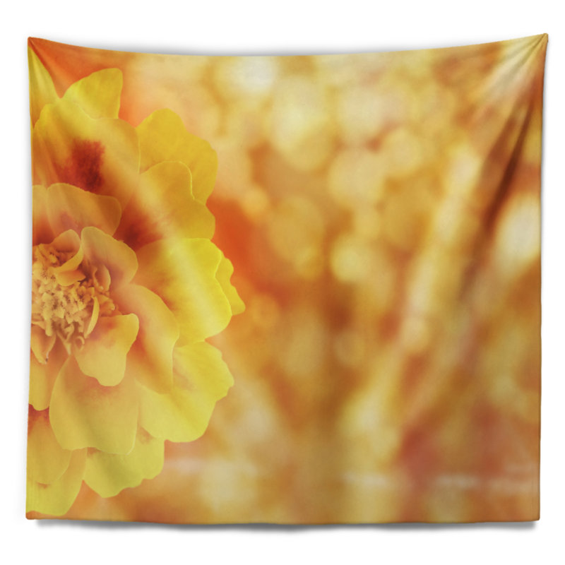 Magnifique tapisserie florale sur fond jaune, H 32 po x l 39 po