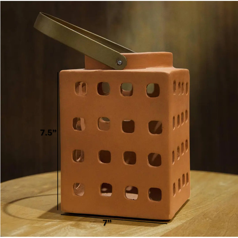 Lanterne carrée en terre cuite avec poignée en métal Lupa - grande | Élégance rustique pour votre espace - 7 x 5,1 x 7,4 po