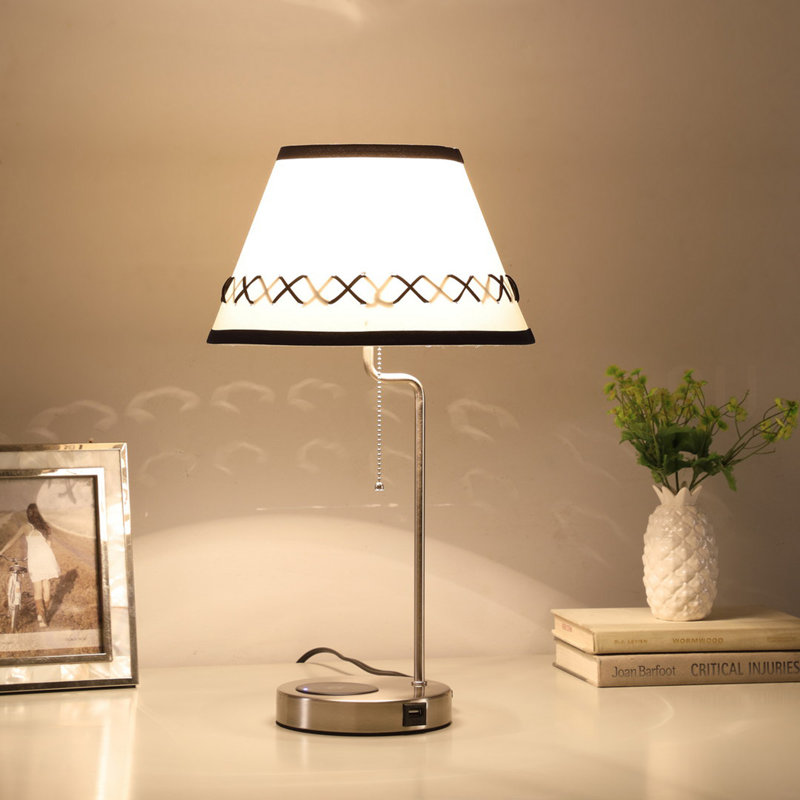 Lampe de table moderne 20 pouces Shelby avec station de recharge USB / USB