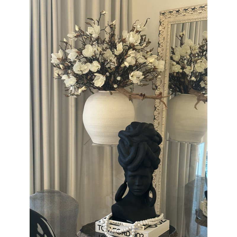 Vase Konos avec magnolias blancs