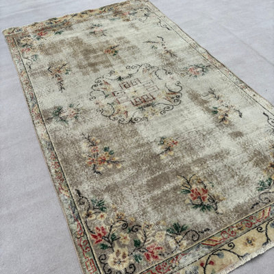 Tapis à motif floral rétro en laine beige de 62,6 po x 107,5 po