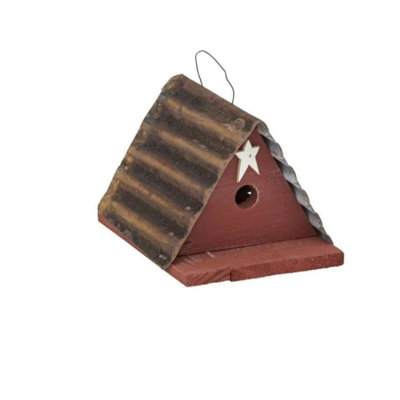 Maison d'oiseaux suspendue rustique en bois récupéré et en métal ondulé pour troglodyte et mésange, un cadeau unique et un art de jardin