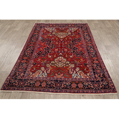 Tapis unique en laine noué à la main style Heriz des années 1940 de 4 pi 6 po x 6 pi 4 po rouge californien