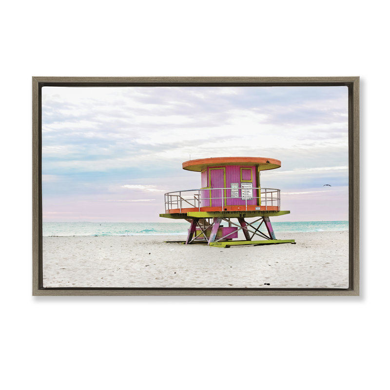 Cabane de sauveteur avec cadre flottant ciel pastel, design par Seven Trees Design, Cadre flottant orme Montalcino