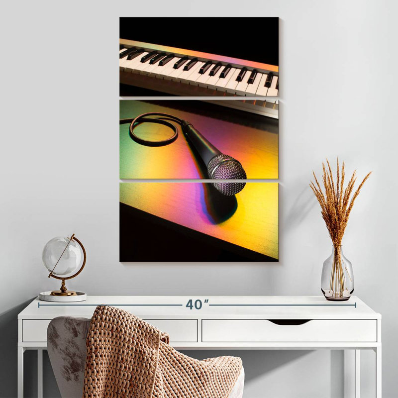 Abarca, microphone et piano, H 32 po x l 20 po