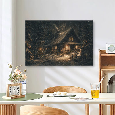 Cabane rustique en bois avec lumières chaleureuses aux fenêtres et bonhomme de neige dans une pinède enneigée (tableau mural sur toile)