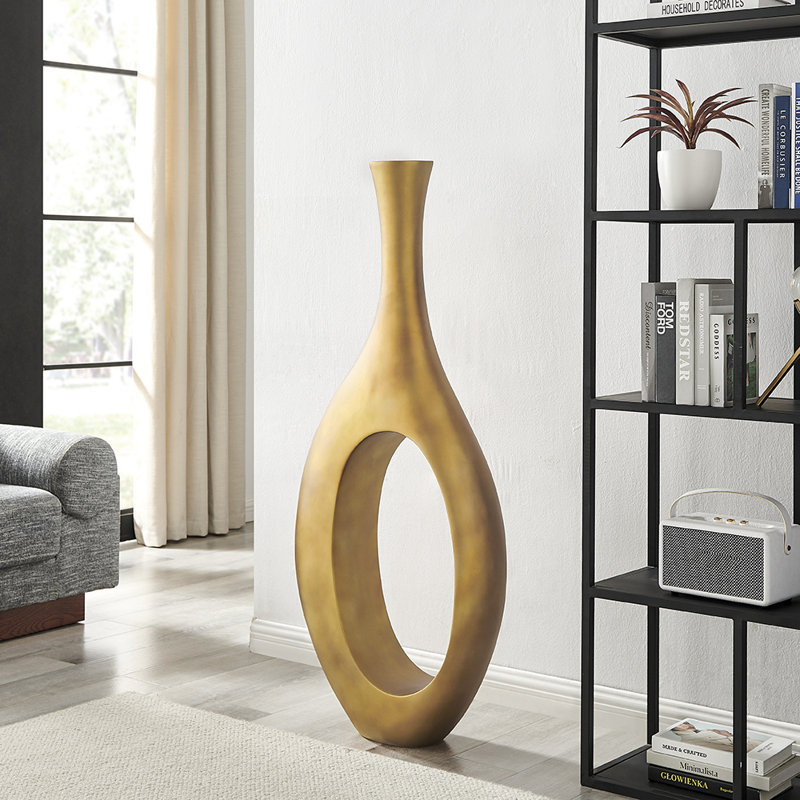 Petit vase trombone en résine bronze mat, H 34 po x l 5 po x P 13 po