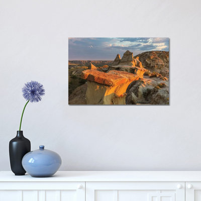 Sculpted Badlands Formations at First Light in Theodore Roosevelt National Park, North Dakota, USA par Chuck Haney - Photographie de toile tendue