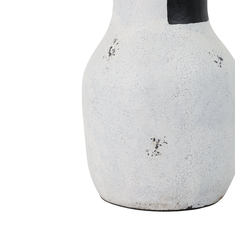 Vase sculpté en terre cuite fabriqué à la main avec finition texturée et accent noir.