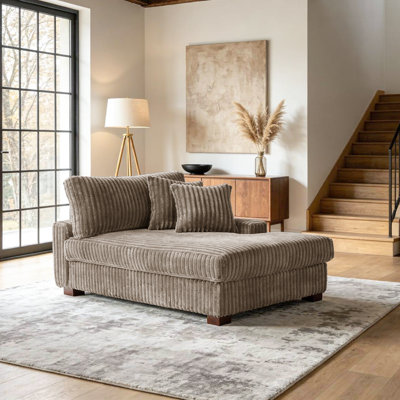 Chaise longue surdimensionnée en flanelle de fourrure de lapin brun clair avec accoudoirs et coussins décoratifs Stephania