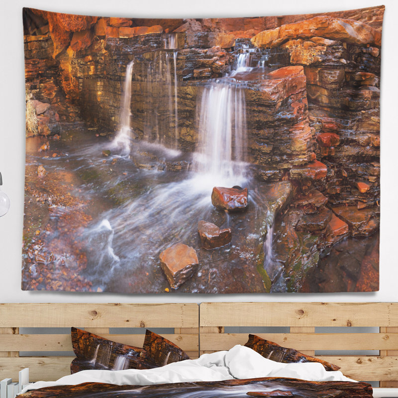 Paysage, cascade dans la tapisserie des gorges de Hancock, H 32 po x l 39 po